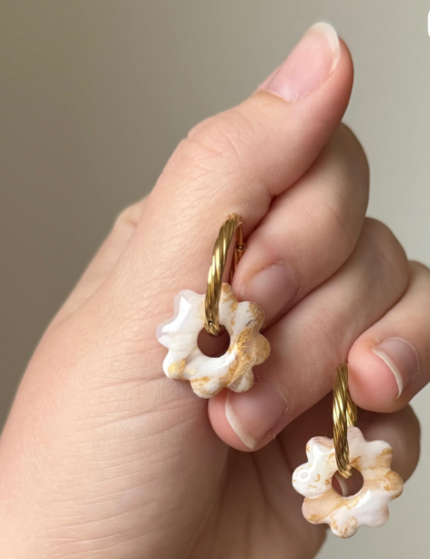 bougie surprise avec boucles d'oreilles 2.webp
